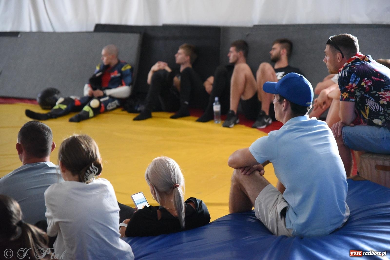 Zdjęcie w galerii na portalu naszraciborz.pl: ME U-20 w zapasach. Sędziowie odebrali raciborzaninowi medal wiadomości z regionu