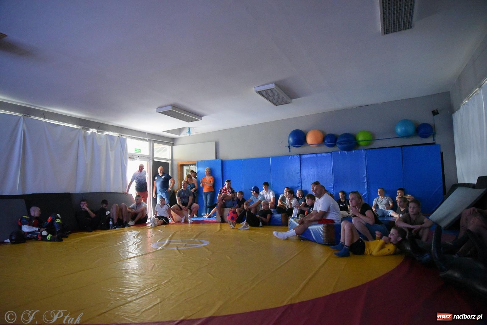 Zdjęcie w galerii na portalu naszraciborz.pl: ME U-20 w zapasach. Sędziowie odebrali raciborzaninowi medal wiadomości z regionu