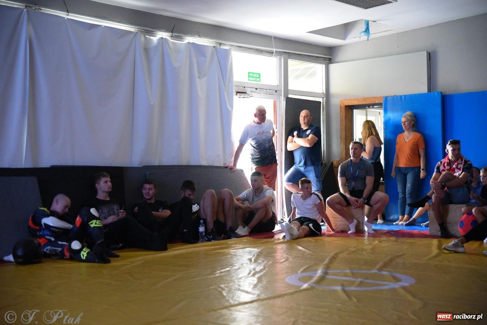 Zdjęcie w galerii na portalu naszraciborz.pl: ME U-20 w zapasach. Sędziowie odebrali raciborzaninowi medal wiadomości z regionu