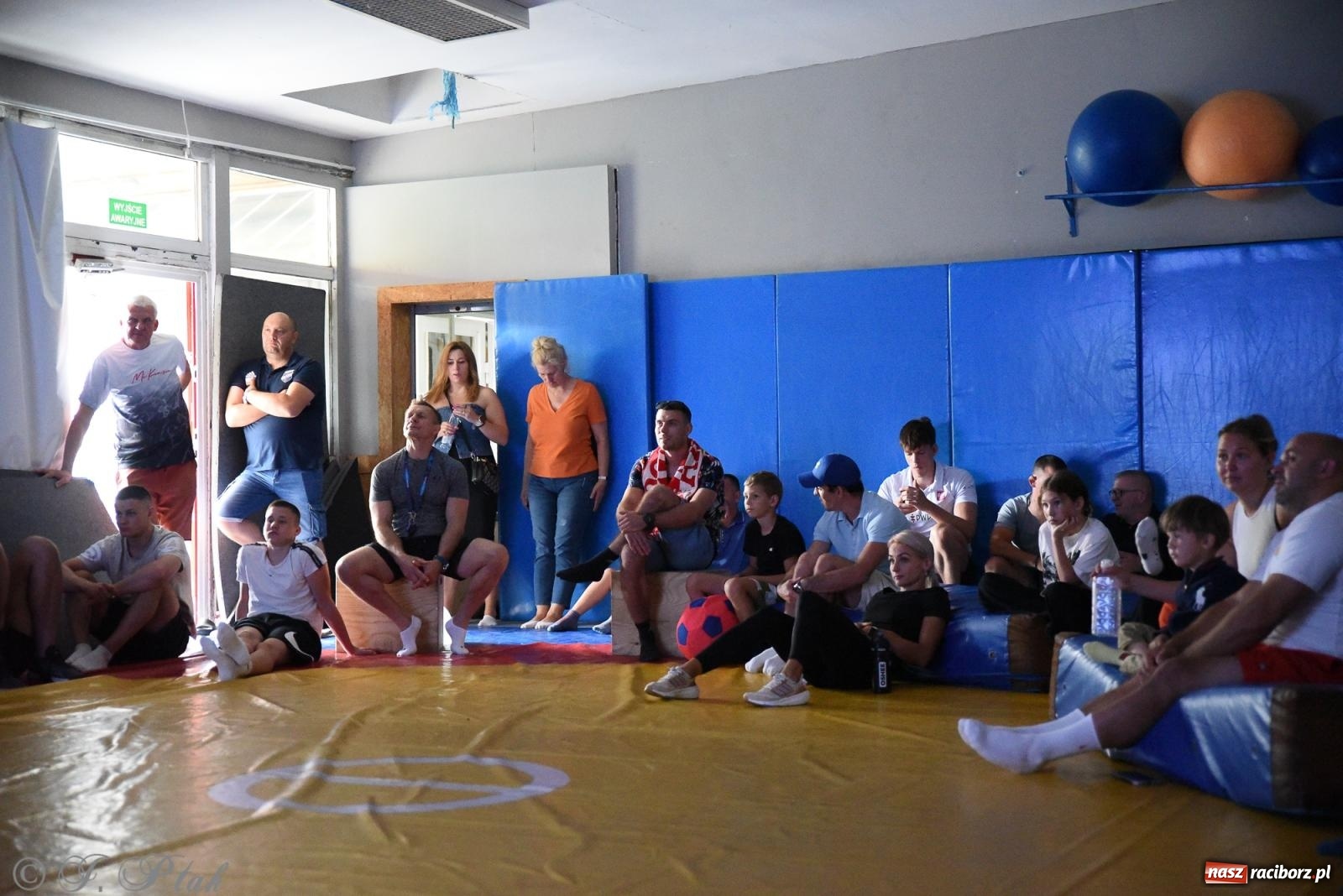 Zdjęcie w galerii na portalu naszraciborz.pl: ME U-20 w zapasach. Sędziowie odebrali raciborzaninowi medal wiadomości z regionu