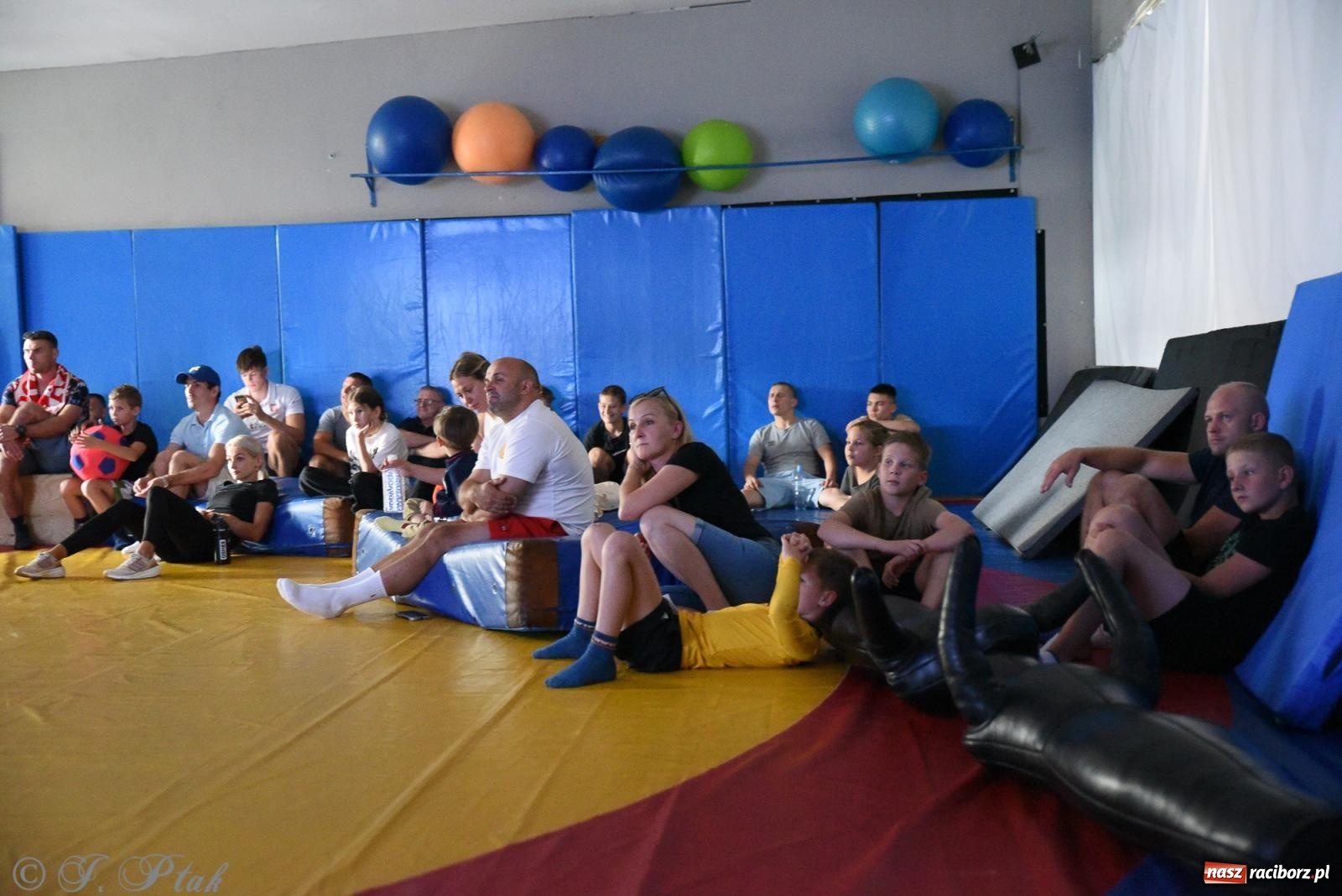 Zdjęcie w galerii na portalu naszraciborz.pl: ME U-20 w zapasach. Sędziowie odebrali raciborzaninowi medal wiadomości z regionu