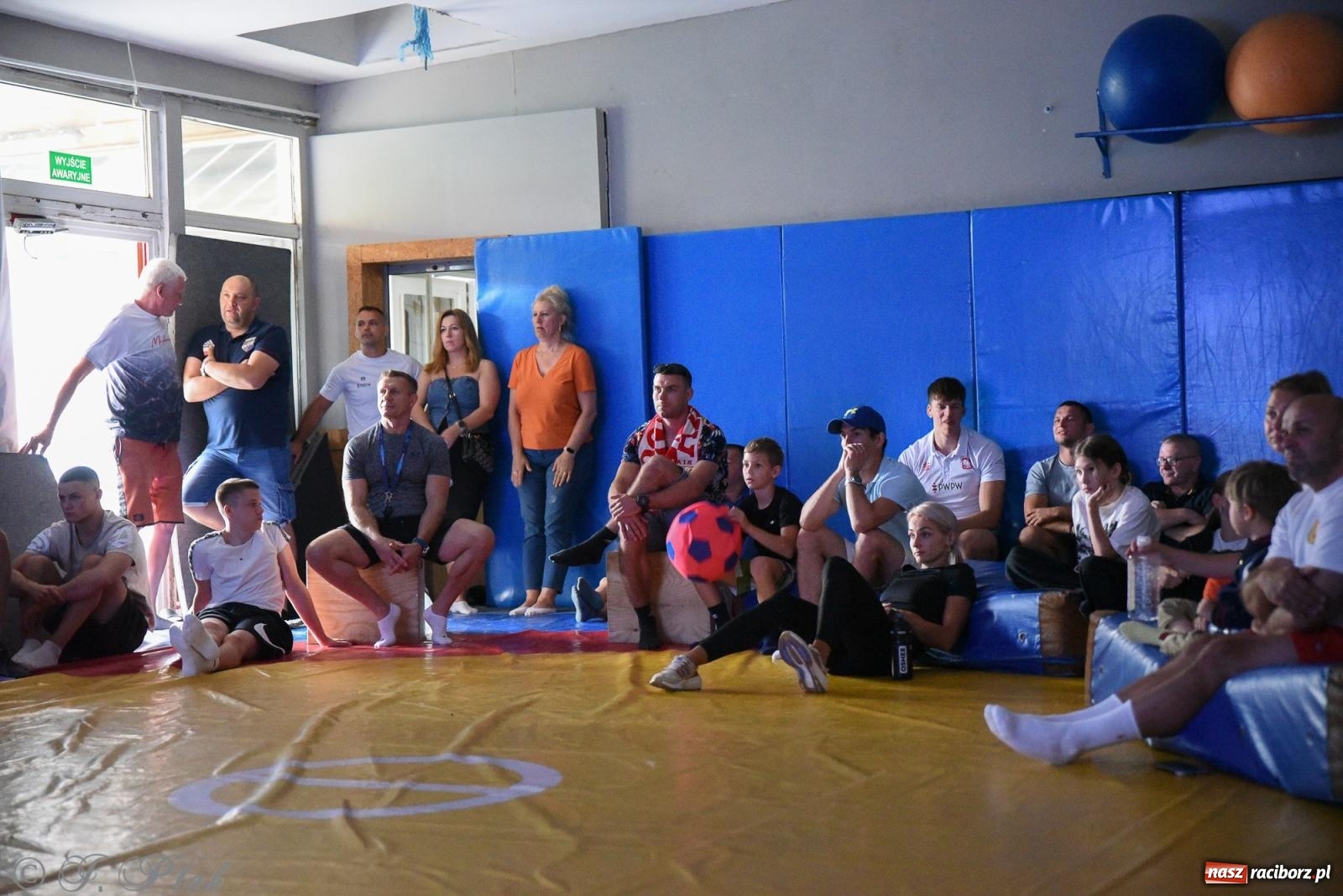 Zdjęcie w galerii na portalu naszraciborz.pl: ME U-20 w zapasach. Sędziowie odebrali raciborzaninowi medal wiadomości z regionu