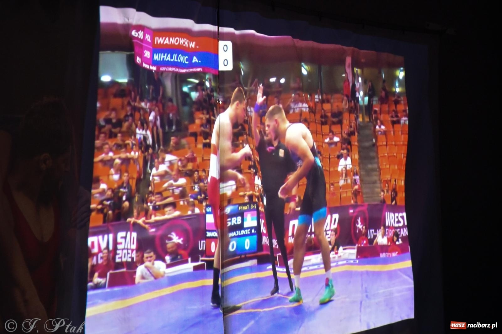 Zdjęcie w galerii na portalu naszraciborz.pl: ME U-20 w zapasach. Sędziowie odebrali raciborzaninowi medal wiadomości z regionu