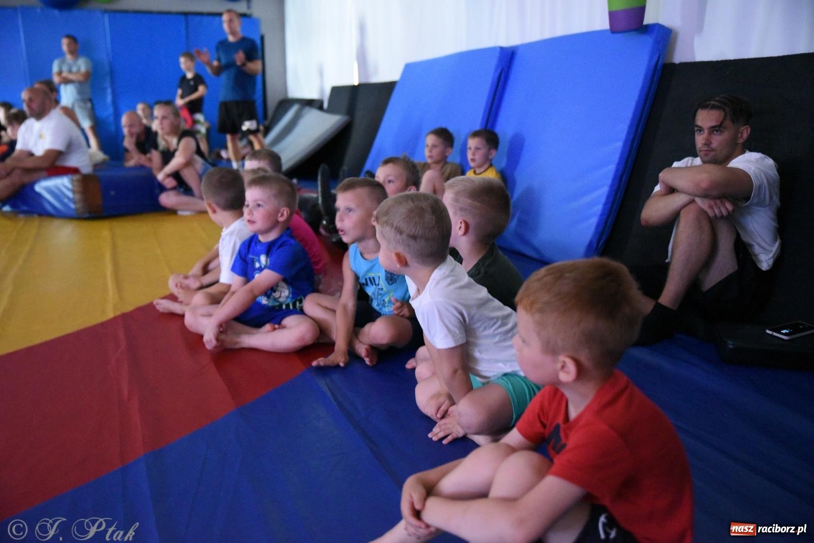 Zdjęcie w galerii na portalu naszraciborz.pl: ME U-20 w zapasach. Sędziowie odebrali raciborzaninowi medal wiadomości z regionu