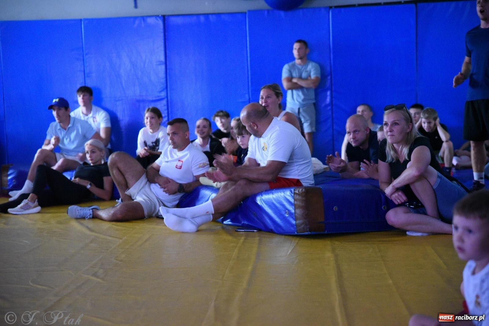 Zdjęcie w galerii na portalu naszraciborz.pl: ME U-20 w zapasach. Sędziowie odebrali raciborzaninowi medal wiadomości z regionu