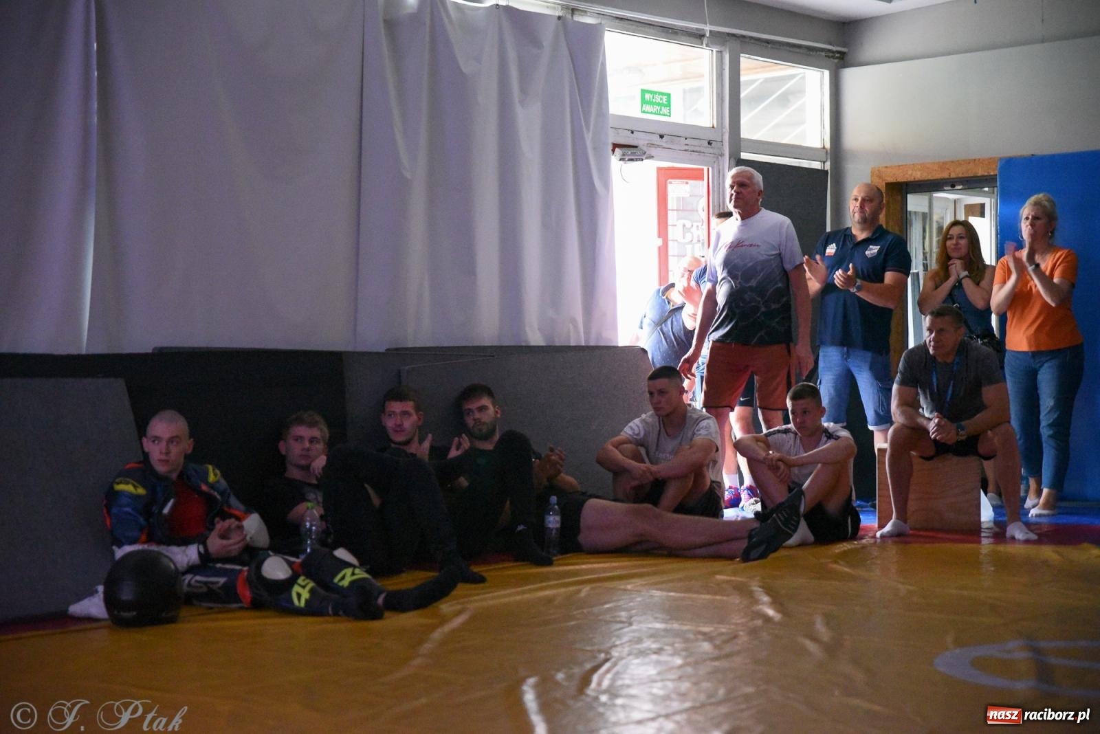 Zdjęcie w galerii na portalu naszraciborz.pl: ME U-20 w zapasach. Sędziowie odebrali raciborzaninowi medal wiadomości z regionu