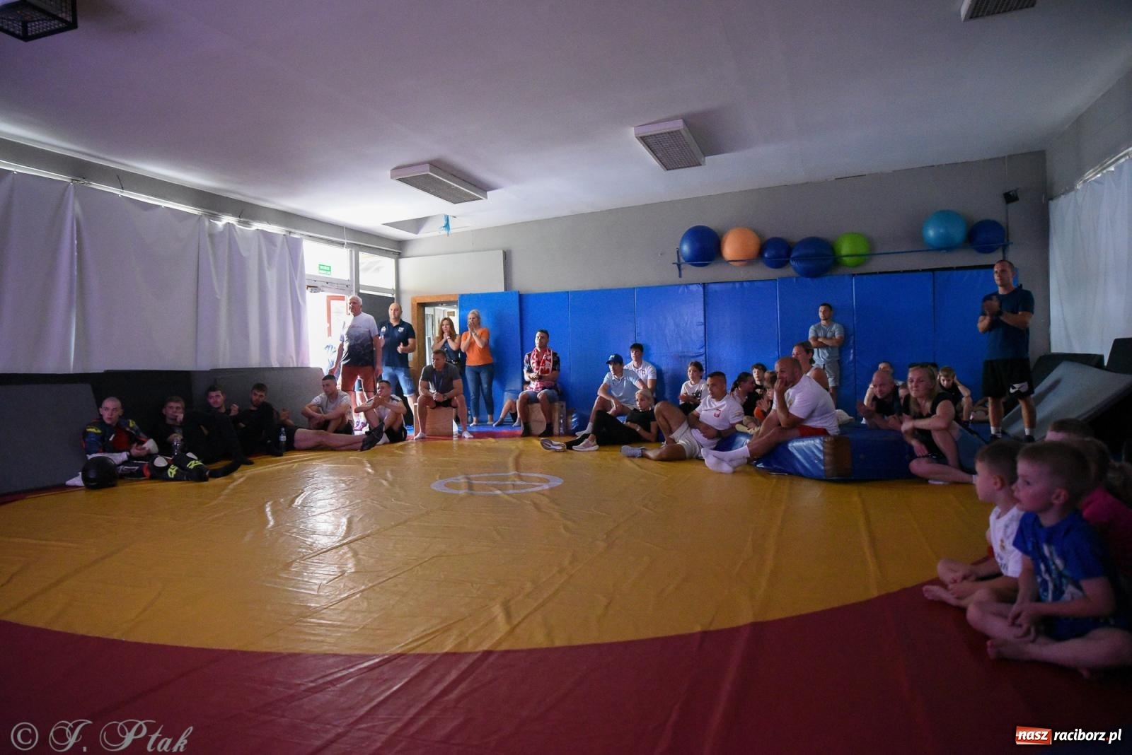 Zdjęcie w galerii na portalu naszraciborz.pl: ME U-20 w zapasach. Sędziowie odebrali raciborzaninowi medal wiadomości z regionu