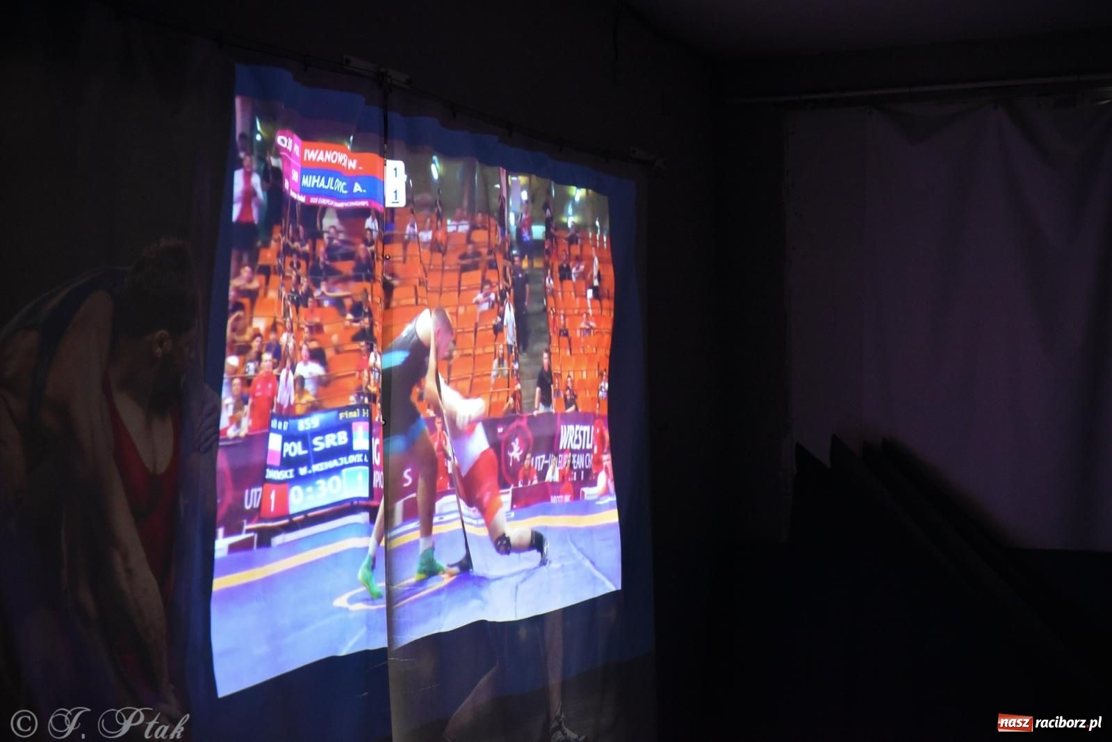 Zdjęcie w galerii na portalu naszraciborz.pl: ME U-20 w zapasach. Sędziowie odebrali raciborzaninowi medal wiadomości z regionu