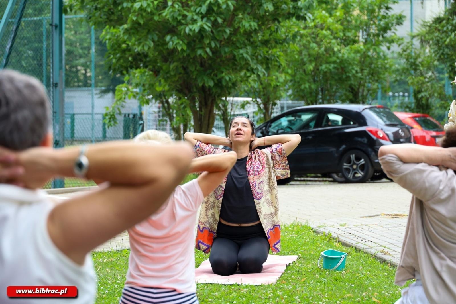 Zdjęcie w galerii na portalu naszraciborz.pl: Wakacyjna joga w raciborskiej Bibliotece. Zacznijmy od oddechu wiadomości z regionu