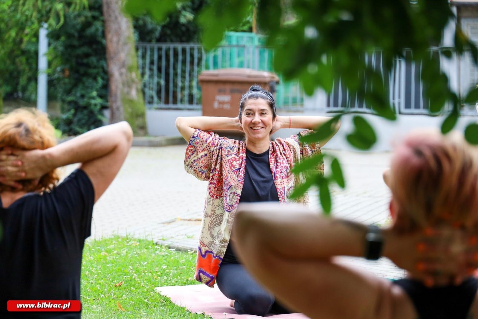 Zdjęcie w galerii na portalu naszraciborz.pl: Wakacyjna joga w raciborskiej Bibliotece. Zacznijmy od oddechu wiadomości z regionu