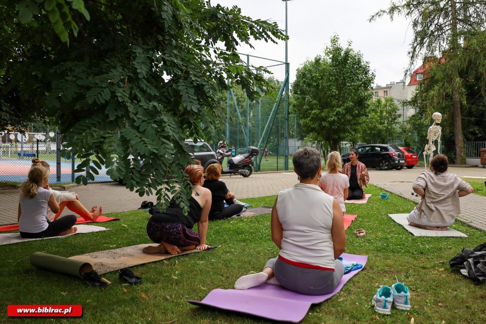 Zdjęcie w galerii na portalu naszraciborz.pl: Wakacyjna joga w raciborskiej Bibliotece. Zacznijmy od oddechu wiadomości z regionu