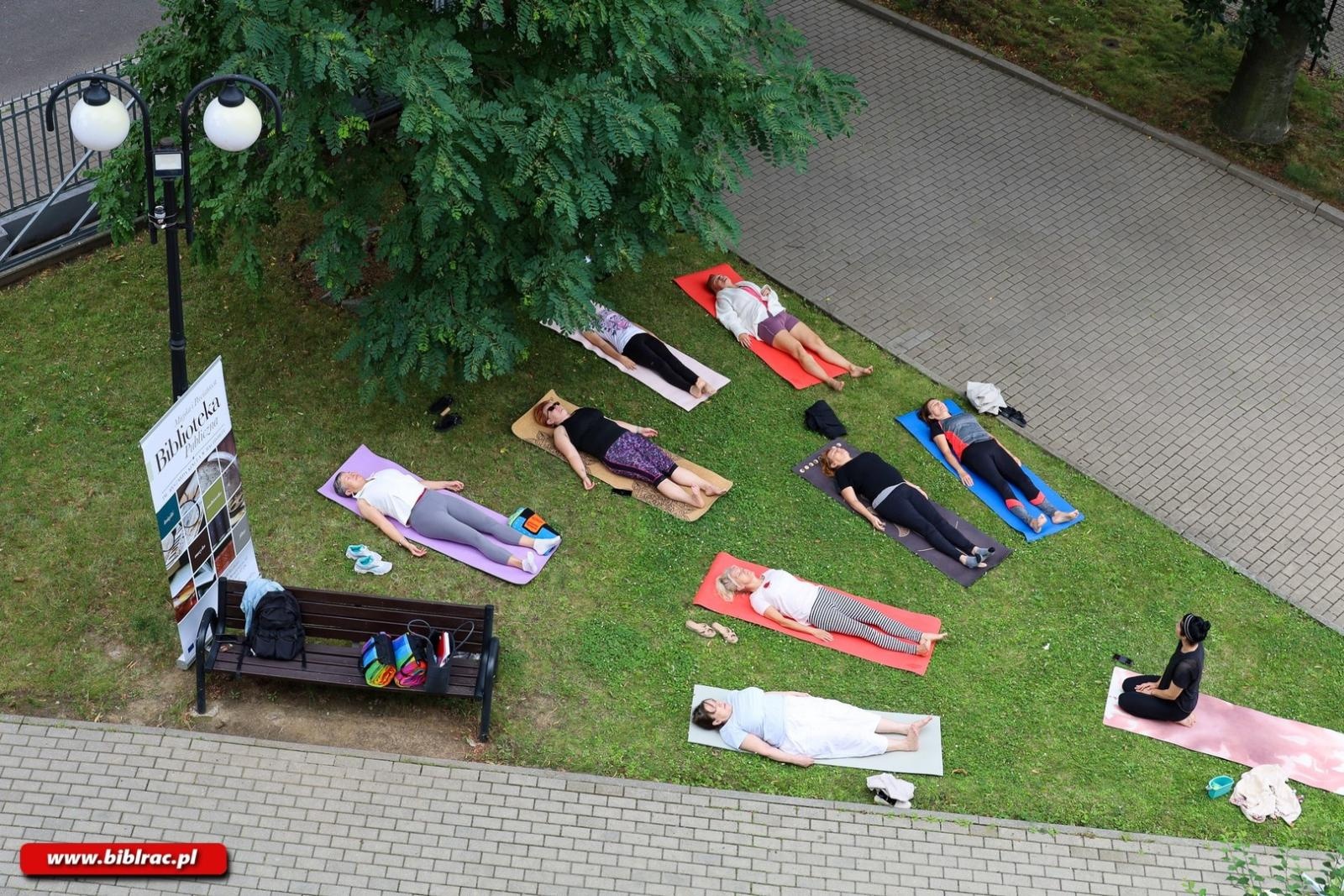 Zdjęcie w galerii na portalu naszraciborz.pl: Wakacyjna joga w raciborskiej Bibliotece. Zacznijmy od oddechu wiadomości z regionu