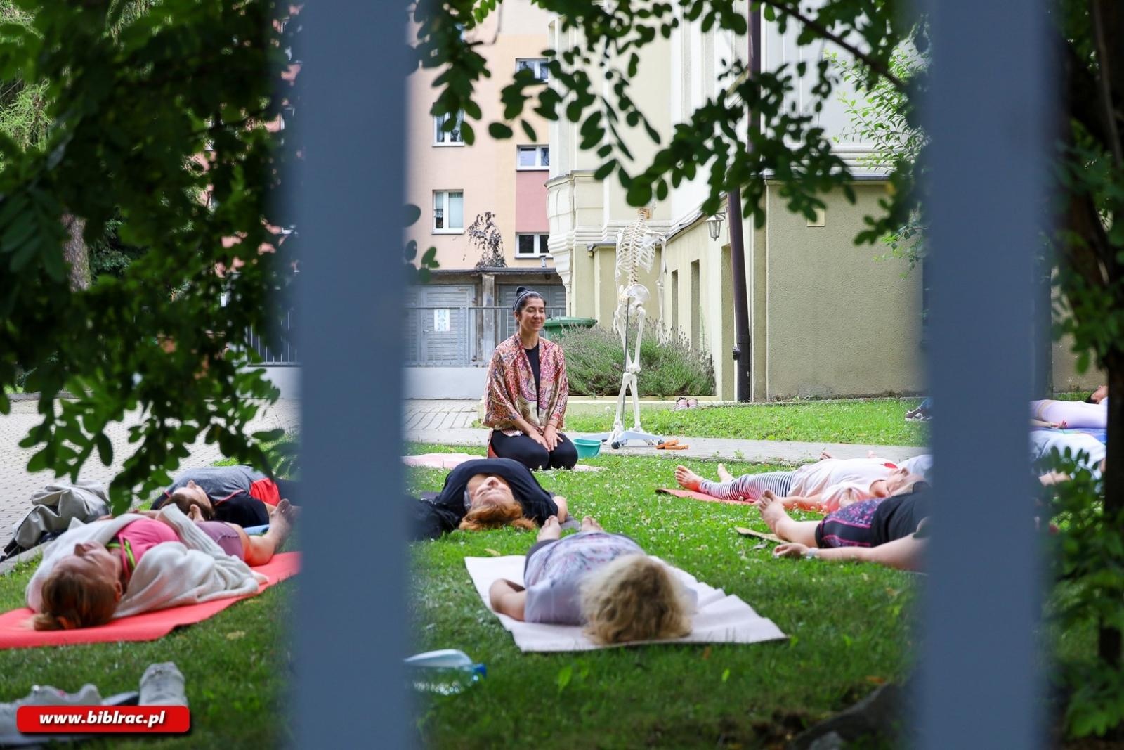 Zdjęcie w galerii na portalu naszraciborz.pl: Wakacyjna joga w raciborskiej Bibliotece. Zacznijmy od oddechu wiadomości z regionu