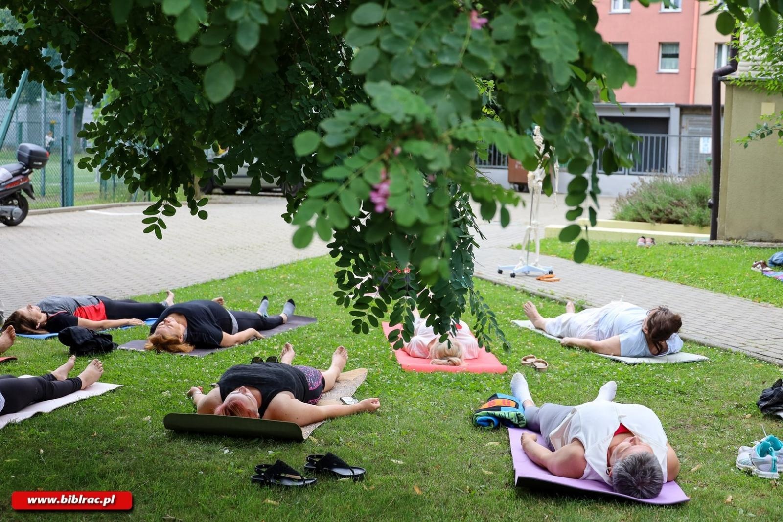 Zdjęcie w galerii na portalu naszraciborz.pl: Wakacyjna joga w raciborskiej Bibliotece. Zacznijmy od oddechu wiadomości z regionu