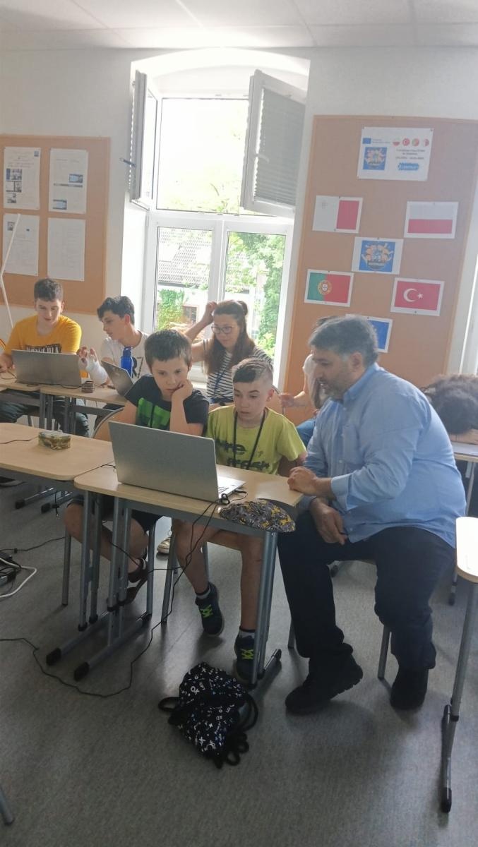 Zdjęcie w galerii na portalu naszraciborz.pl: Erasmus w raciborskiej Słonecznej Krainie. W poszukiwaniu sposobów włączania STEM i robotyki do praktyk edukacyjnych wiadomości z regionu