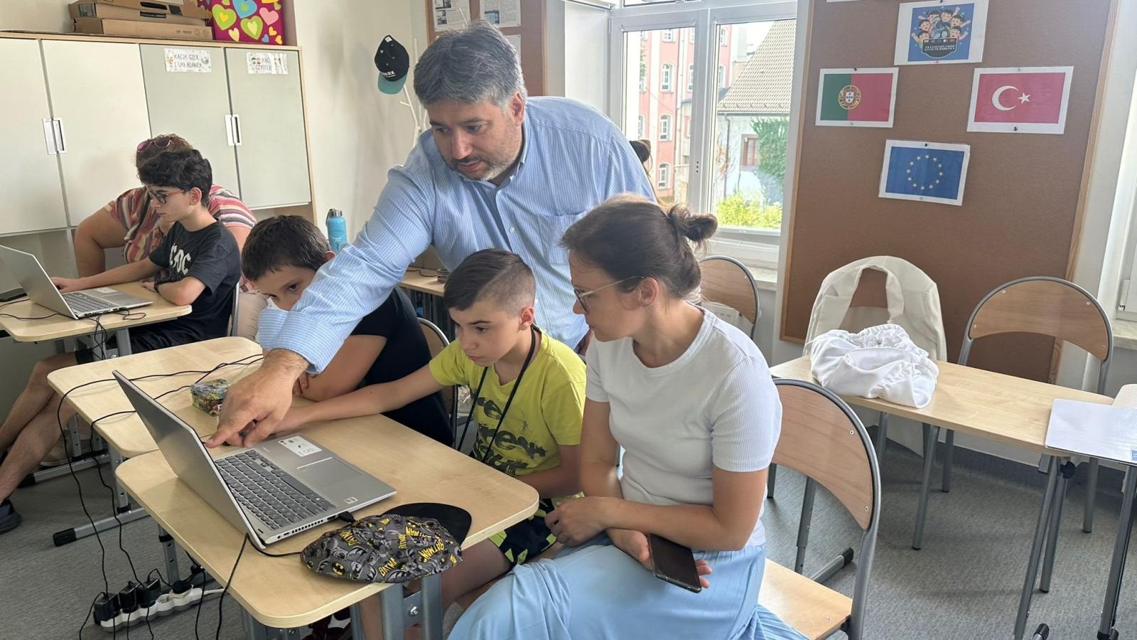 Zdjęcie w galerii na portalu naszraciborz.pl: Erasmus w raciborskiej Słonecznej Krainie. W poszukiwaniu sposobów włączania STEM i robotyki do praktyk edukacyjnych wiadomości z regionu