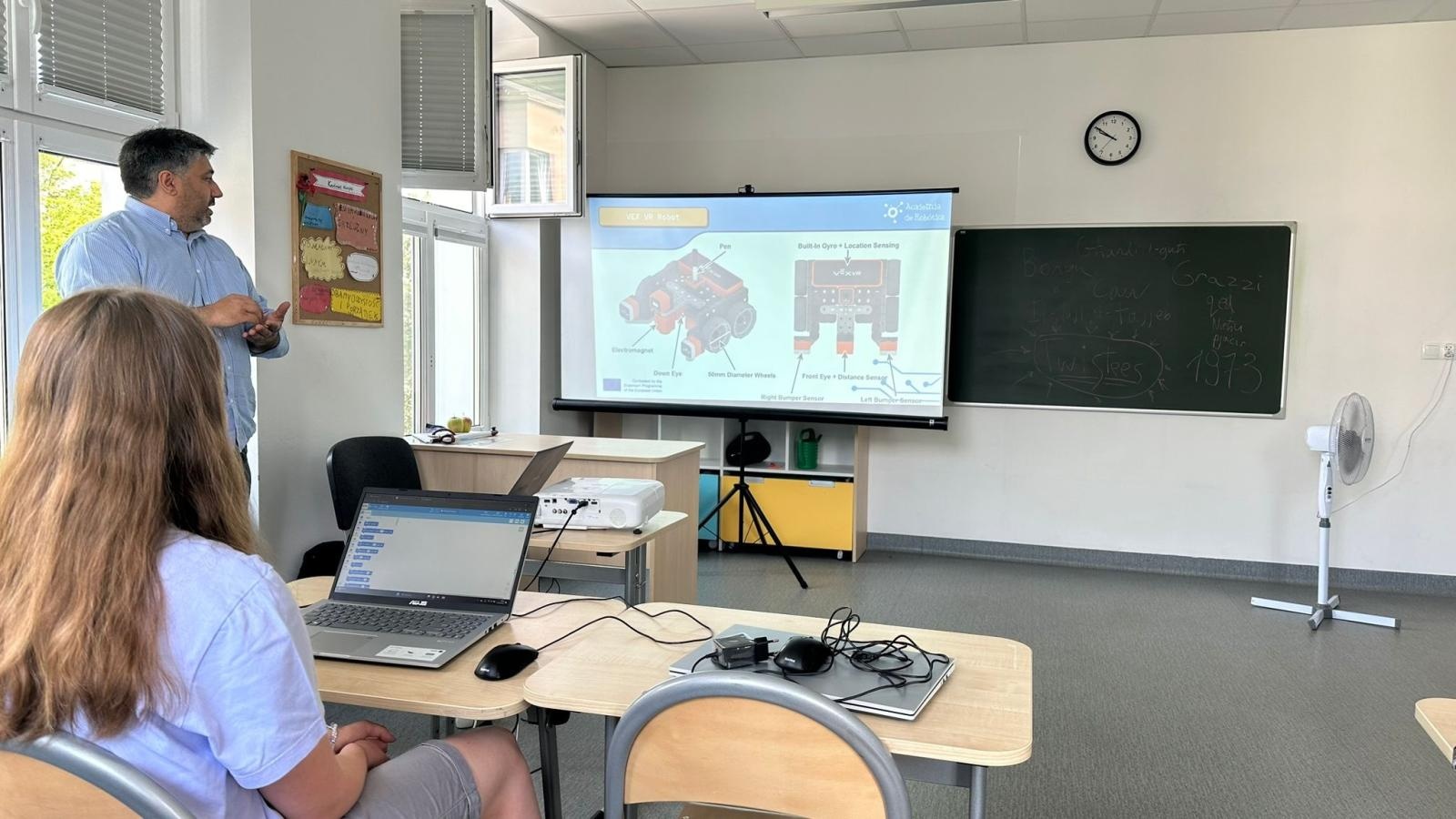 Zdjęcie w galerii na portalu naszraciborz.pl: Erasmus w raciborskiej Słonecznej Krainie. W poszukiwaniu sposobów włączania STEM i robotyki do praktyk edukacyjnych wiadomości z regionu