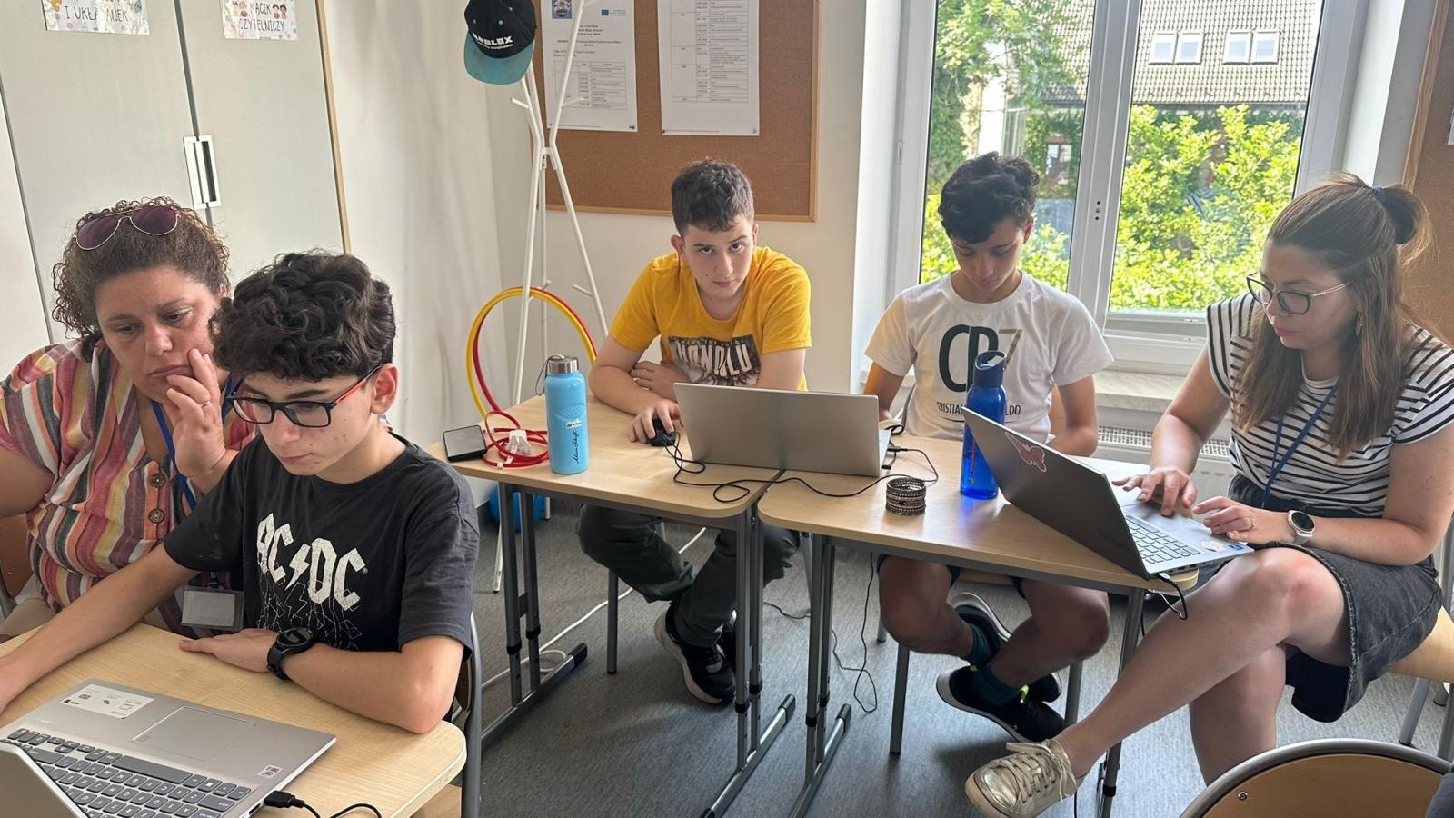 Zdjęcie w galerii na portalu naszraciborz.pl: Erasmus w raciborskiej Słonecznej Krainie. W poszukiwaniu sposobów włączania STEM i robotyki do praktyk edukacyjnych wiadomości z regionu