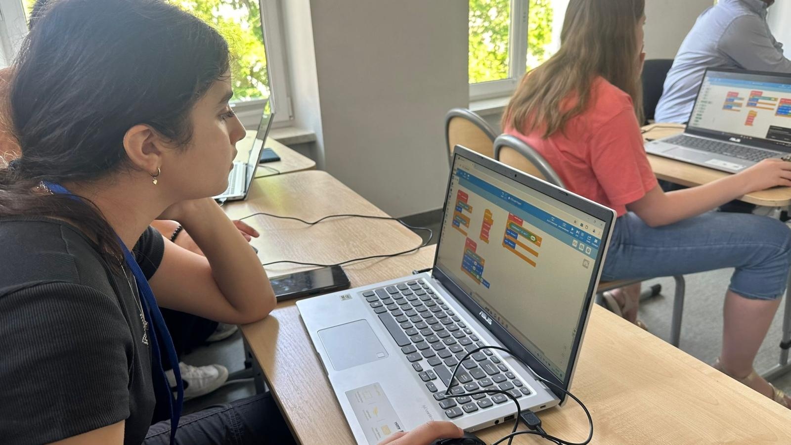 Zdjęcie w galerii na portalu naszraciborz.pl: Erasmus w raciborskiej Słonecznej Krainie. W poszukiwaniu sposobów włączania STEM i robotyki do praktyk edukacyjnych wiadomości z regionu