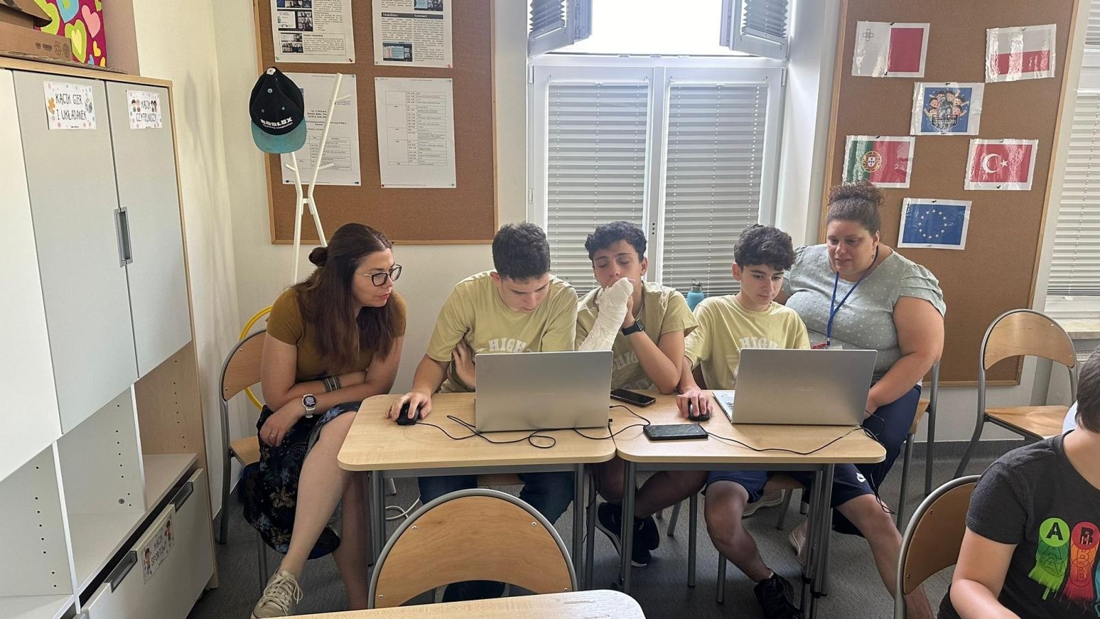 Zdjęcie w galerii na portalu naszraciborz.pl: Erasmus w raciborskiej Słonecznej Krainie. W poszukiwaniu sposobów włączania STEM i robotyki do praktyk edukacyjnych wiadomości z regionu