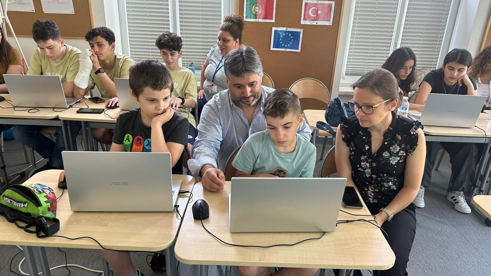 Zdjęcie w galerii na portalu naszraciborz.pl: Erasmus w raciborskiej Słonecznej Krainie. W poszukiwaniu sposobów włączania STEM i robotyki do praktyk edukacyjnych wiadomości z regionu