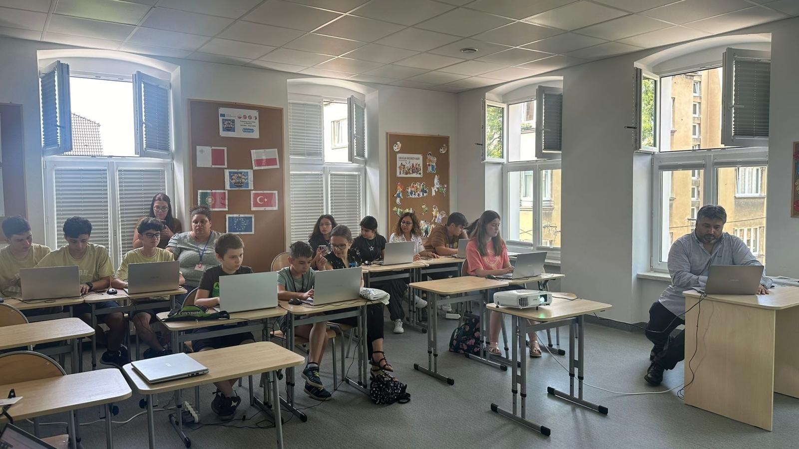 Zdjęcie w galerii na portalu naszraciborz.pl: Erasmus w raciborskiej Słonecznej Krainie. W poszukiwaniu sposobów włączania STEM i robotyki do praktyk edukacyjnych wiadomości z regionu