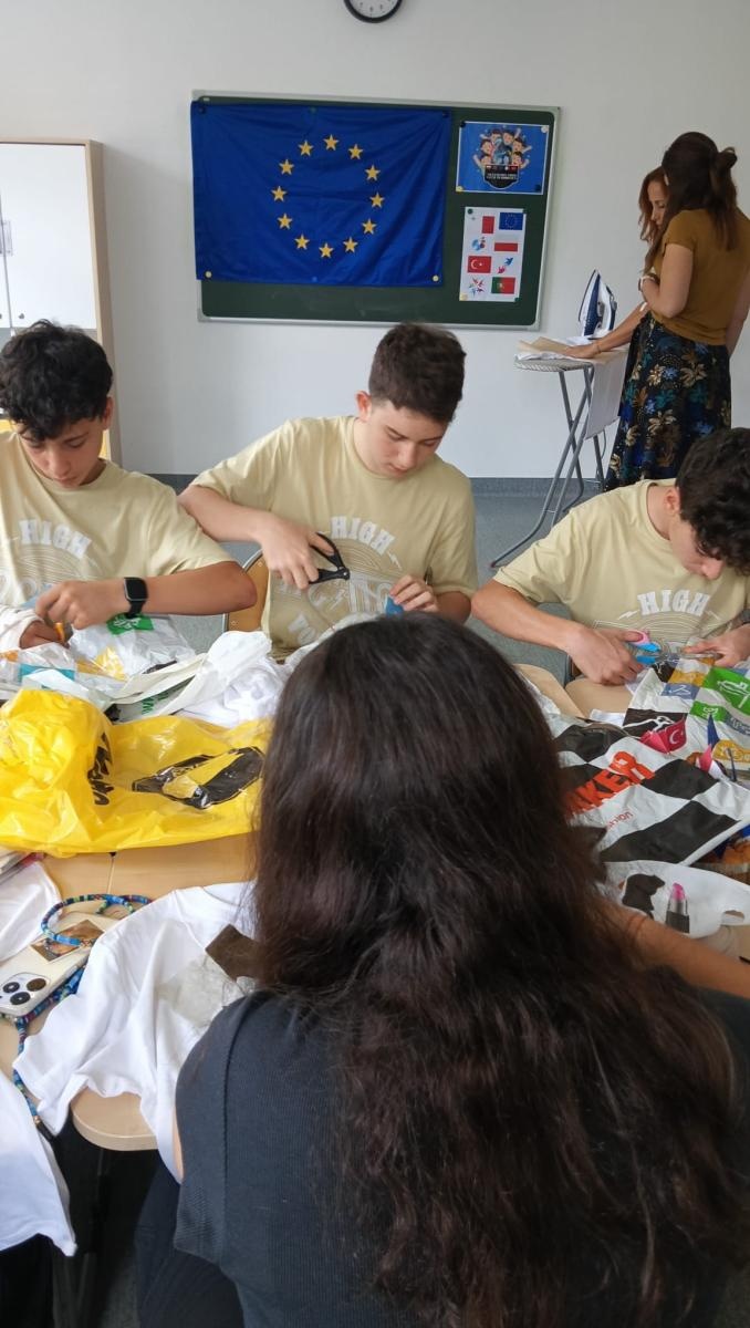 Zdjęcie w galerii na portalu naszraciborz.pl: Erasmus w raciborskiej Słonecznej Krainie. W poszukiwaniu sposobów włączania STEM i robotyki do praktyk edukacyjnych wiadomości z regionu