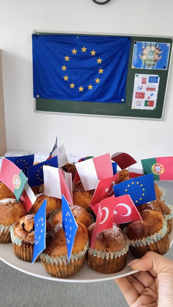 Zdjęcie w galerii na portalu naszraciborz.pl: Erasmus w raciborskiej Słonecznej Krainie. W poszukiwaniu sposobów włączania STEM i robotyki do praktyk edukacyjnych wiadomości z regionu