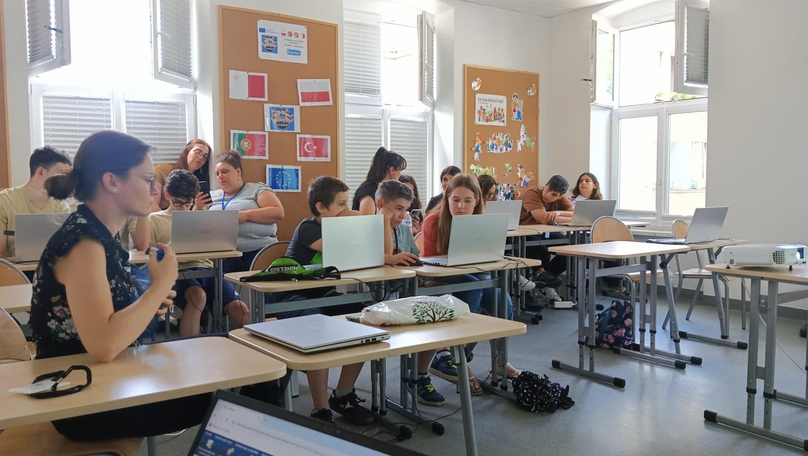 Zdjęcie w galerii na portalu naszraciborz.pl: Erasmus w raciborskiej Słonecznej Krainie. W poszukiwaniu sposobów włączania STEM i robotyki do praktyk edukacyjnych wiadomości z regionu