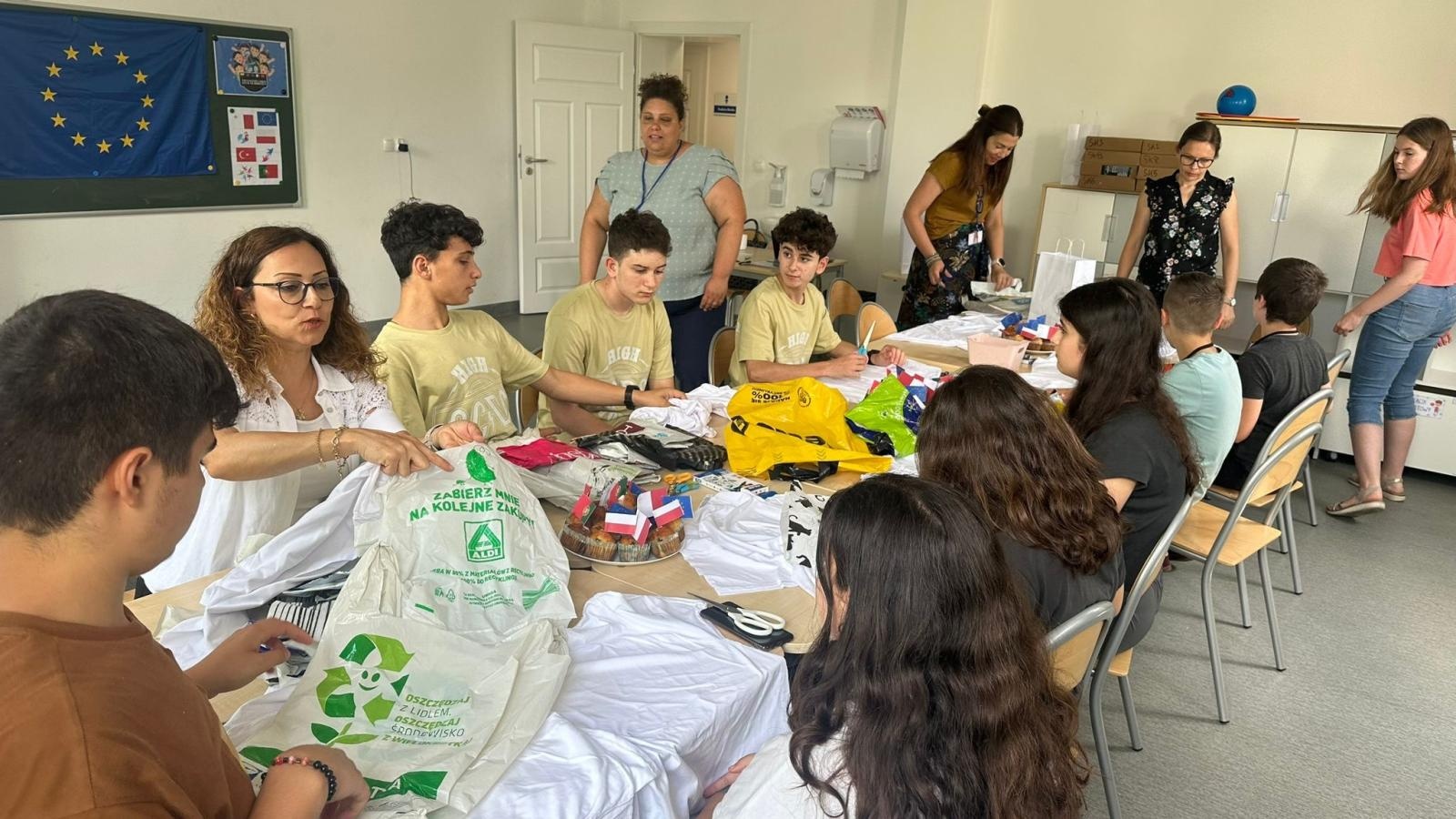 Zdjęcie w galerii na portalu naszraciborz.pl: Erasmus w raciborskiej Słonecznej Krainie. W poszukiwaniu sposobów włączania STEM i robotyki do praktyk edukacyjnych wiadomości z regionu