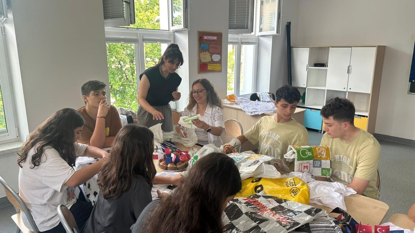 Zdjęcie w galerii na portalu naszraciborz.pl: Erasmus w raciborskiej Słonecznej Krainie. W poszukiwaniu sposobów włączania STEM i robotyki do praktyk edukacyjnych wiadomości z regionu