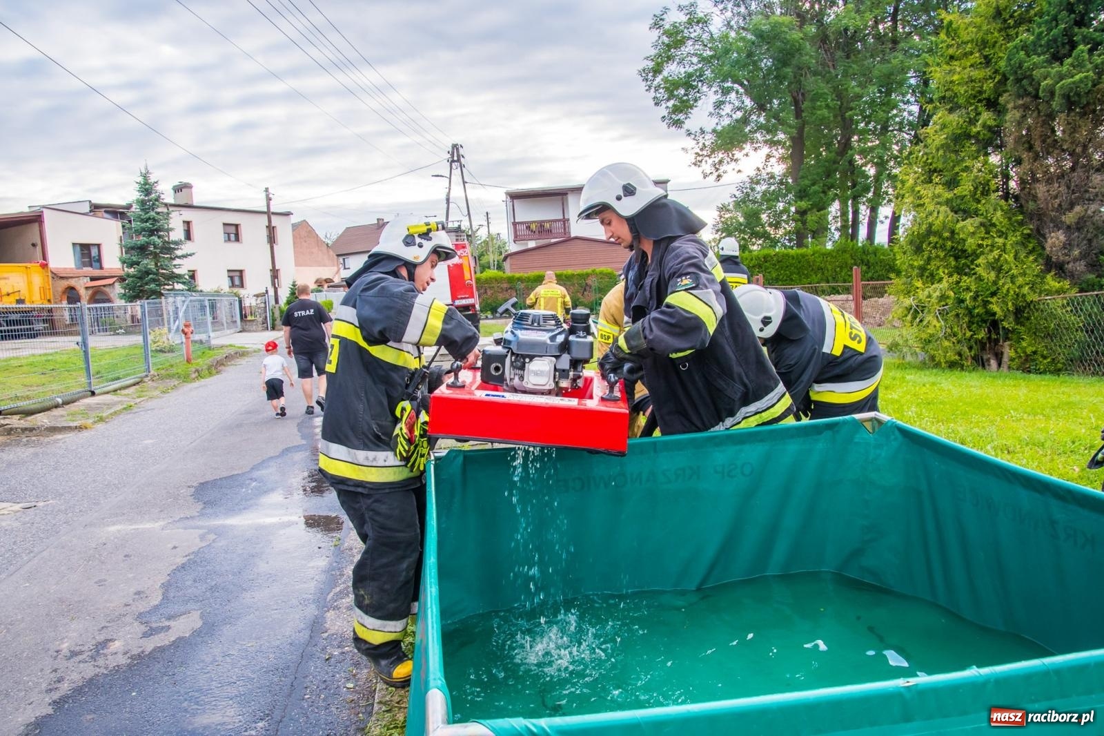 Zdjęcie w galerii na portalu naszraciborz.pl: Ćwiczenia strażackie w Krzanowicach. Świętowanie 135-lecia miejscowej OSP wiadomości z regionu
