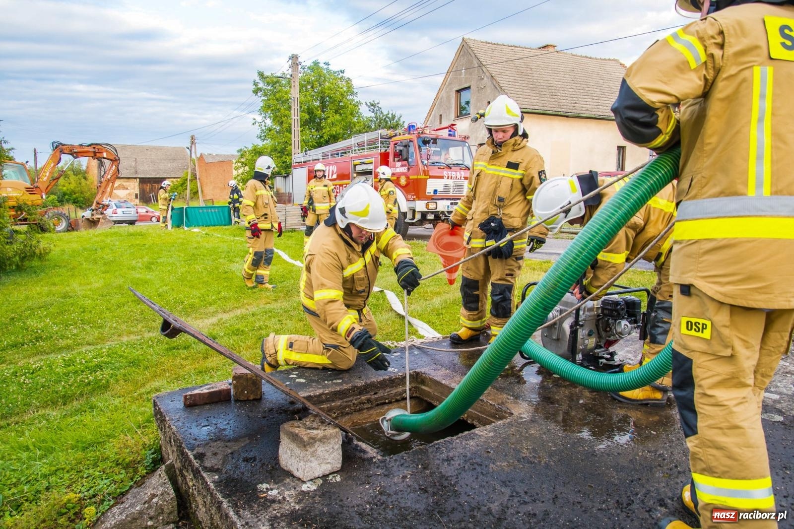 Zdjęcie w galerii na portalu naszraciborz.pl: Ćwiczenia strażackie w Krzanowicach. Świętowanie 135-lecia miejscowej OSP wiadomości z regionu