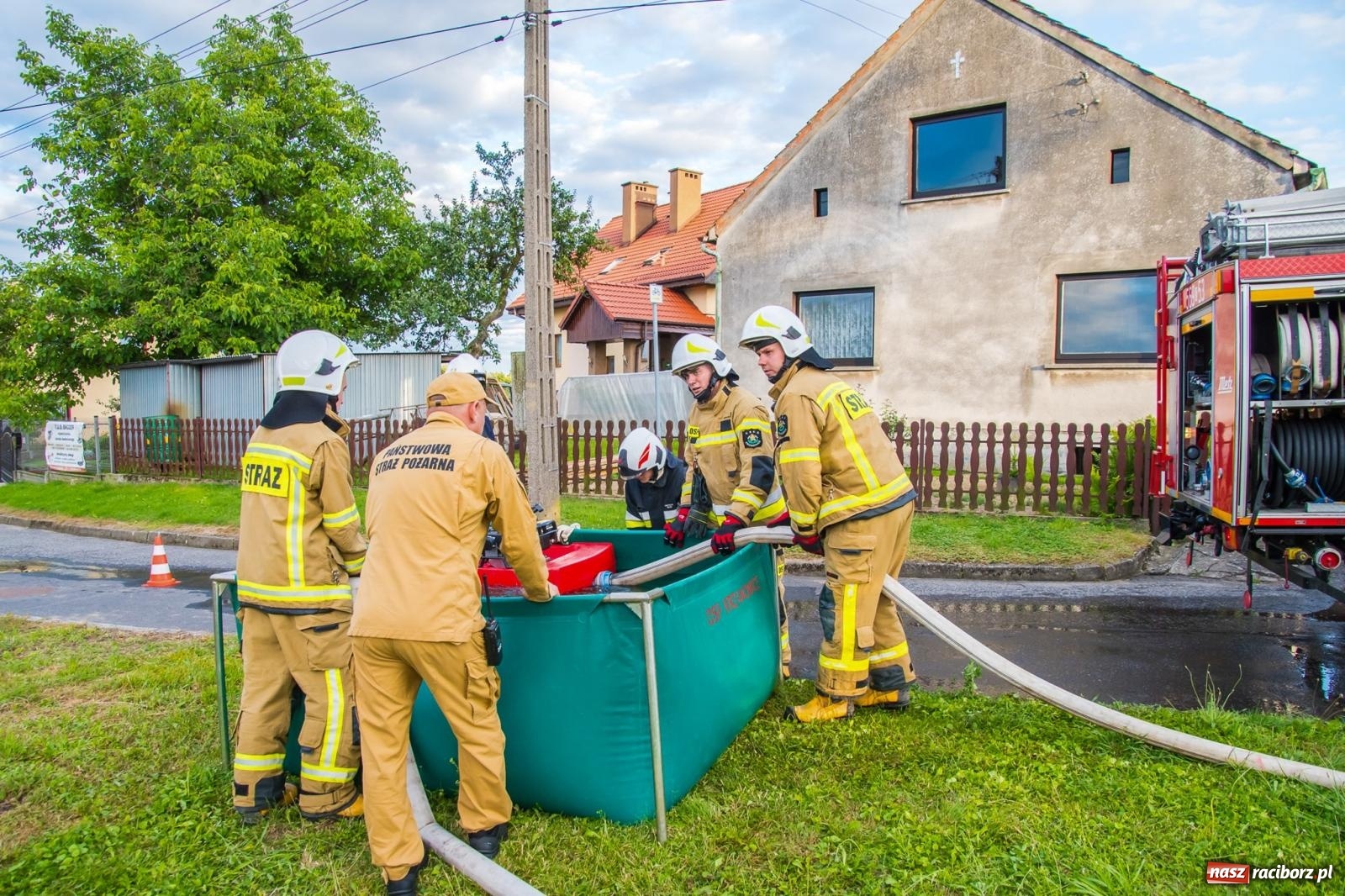 Zdjęcie w galerii na portalu naszraciborz.pl: Ćwiczenia strażackie w Krzanowicach. Świętowanie 135-lecia miejscowej OSP wiadomości z regionu