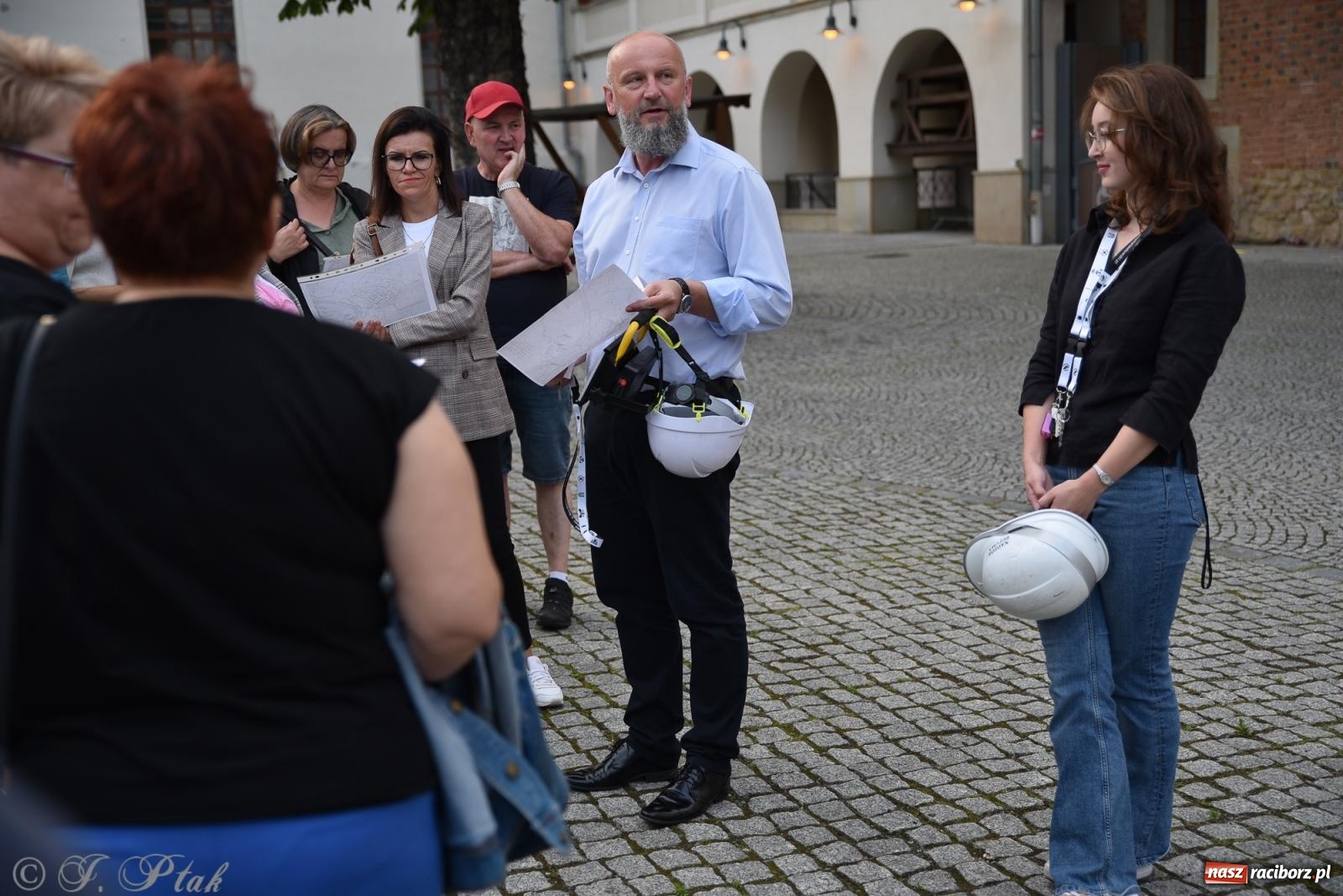 Zdjęcie w galerii na portalu naszraciborz.pl: Nocne zwiedzanie zamku w Raciborzu z wejściem do podziemi starej baszty wiadomości z regionu