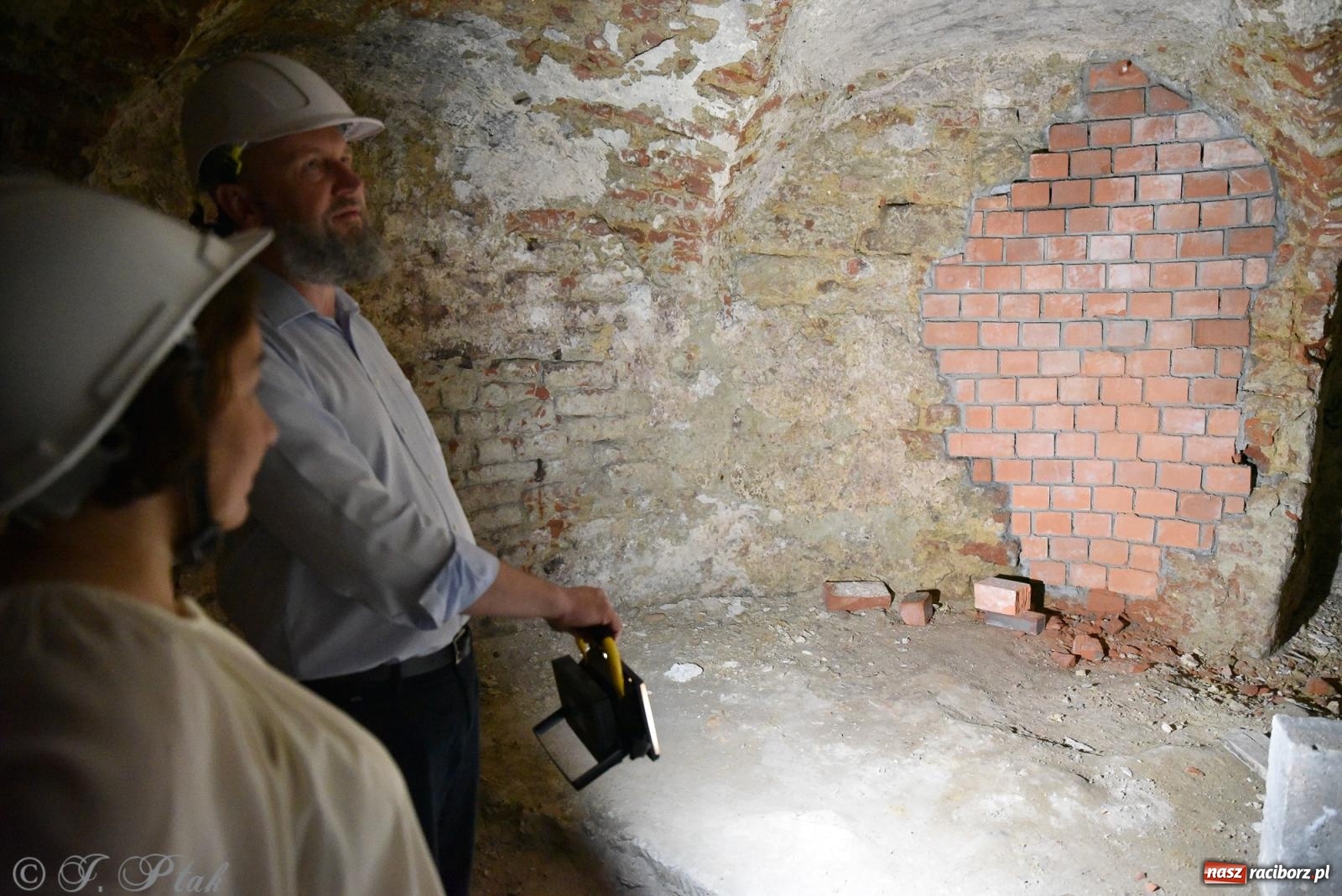 Zdjęcie w galerii na portalu naszraciborz.pl: Nocne zwiedzanie zamku w Raciborzu z wejściem do podziemi starej baszty wiadomości z regionu