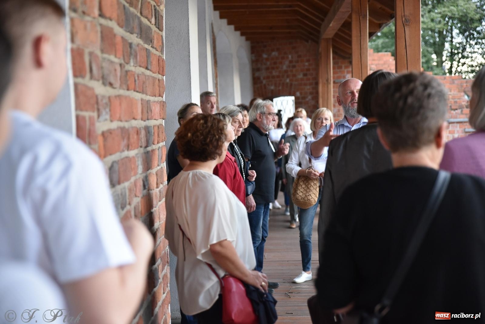 Zdjęcie w galerii na portalu naszraciborz.pl: Nocne zwiedzanie zamku w Raciborzu z wejściem do podziemi starej baszty wiadomości z regionu