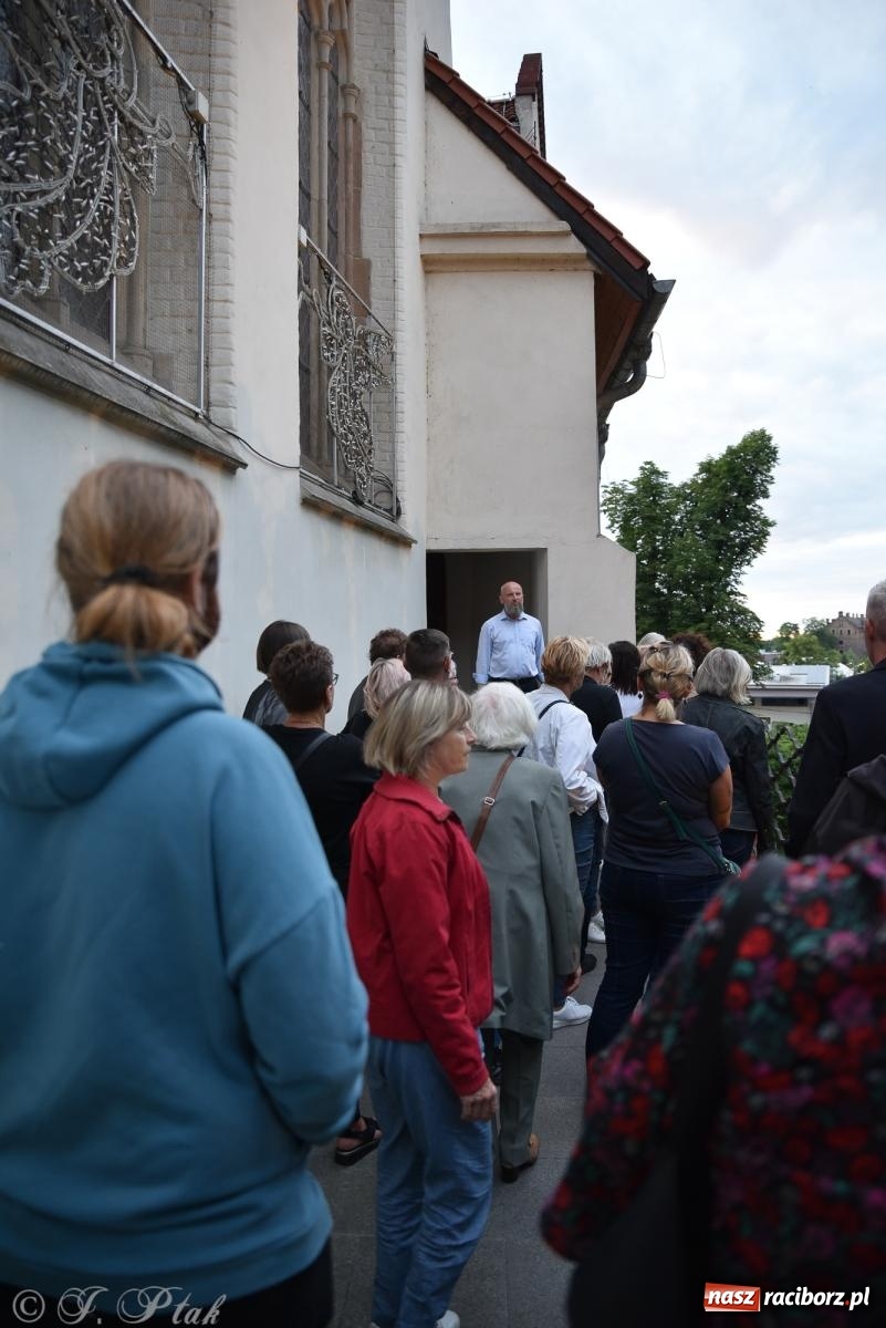 Zdjęcie w galerii na portalu naszraciborz.pl: Nocne zwiedzanie zamku w Raciborzu z wejściem do podziemi starej baszty wiadomości z regionu