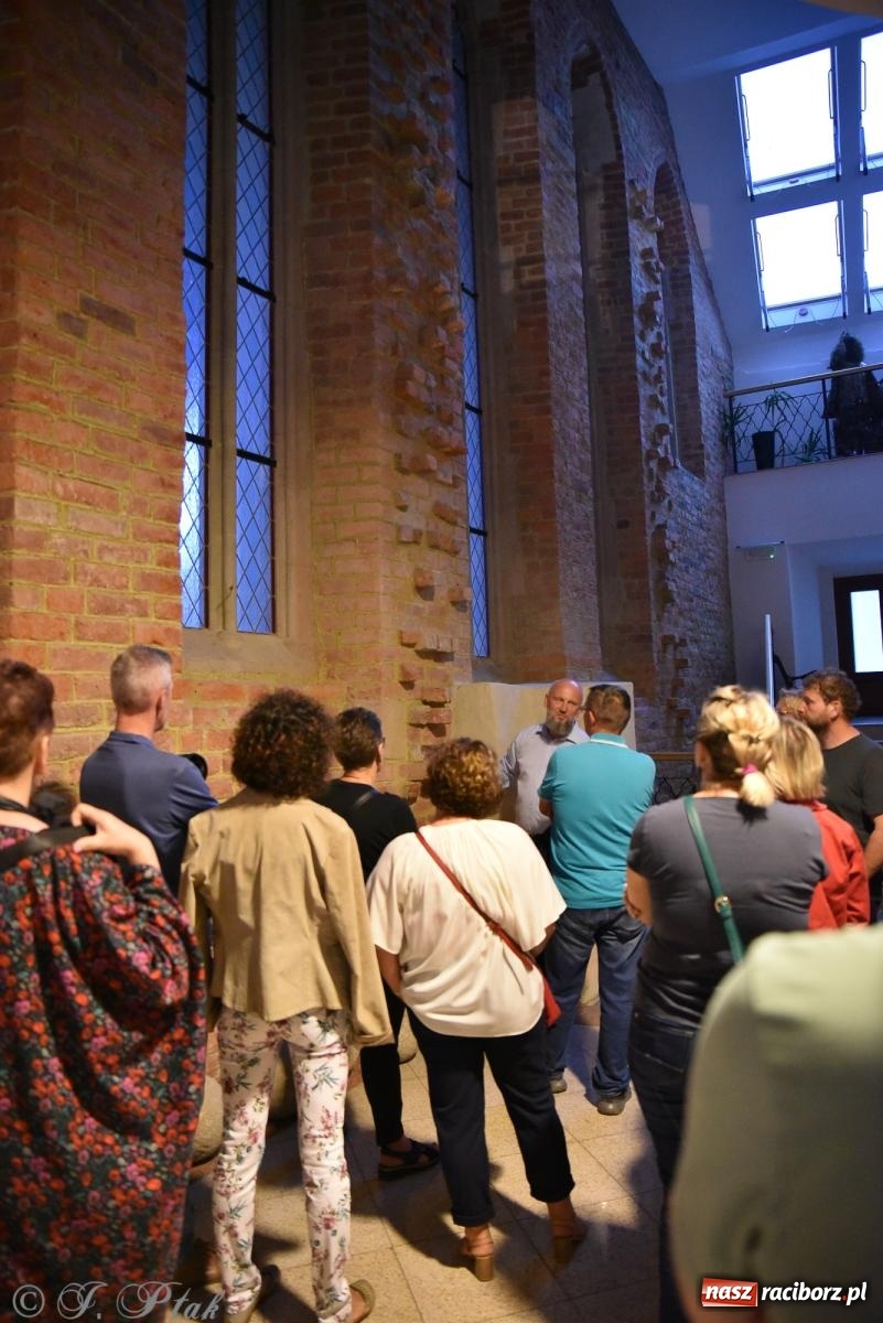 Zdjęcie w galerii na portalu naszraciborz.pl: Nocne zwiedzanie zamku w Raciborzu z wejściem do podziemi starej baszty wiadomości z regionu