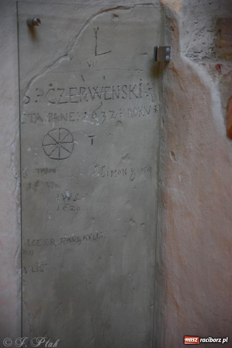 Zdjęcie w galerii na portalu naszraciborz.pl: Nocne zwiedzanie zamku w Raciborzu z wejściem do podziemi starej baszty wiadomości z regionu