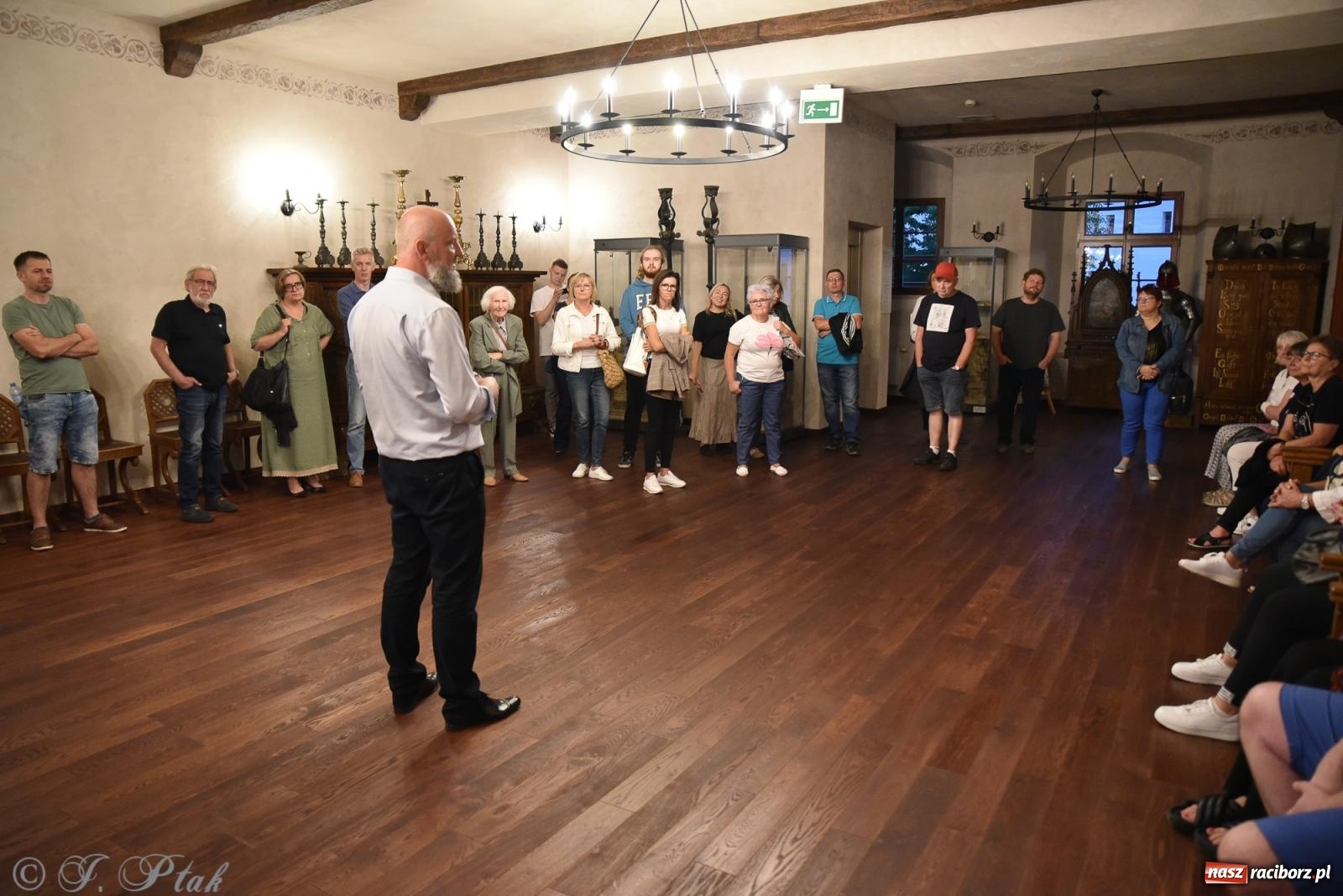 Zdjęcie w galerii na portalu naszraciborz.pl: Nocne zwiedzanie zamku w Raciborzu z wejściem do podziemi starej baszty wiadomości z regionu