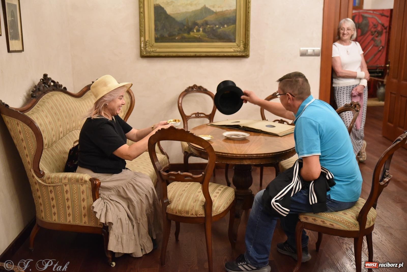 Zdjęcie w galerii na portalu naszraciborz.pl: Nocne zwiedzanie zamku w Raciborzu z wejściem do podziemi starej baszty wiadomości z regionu