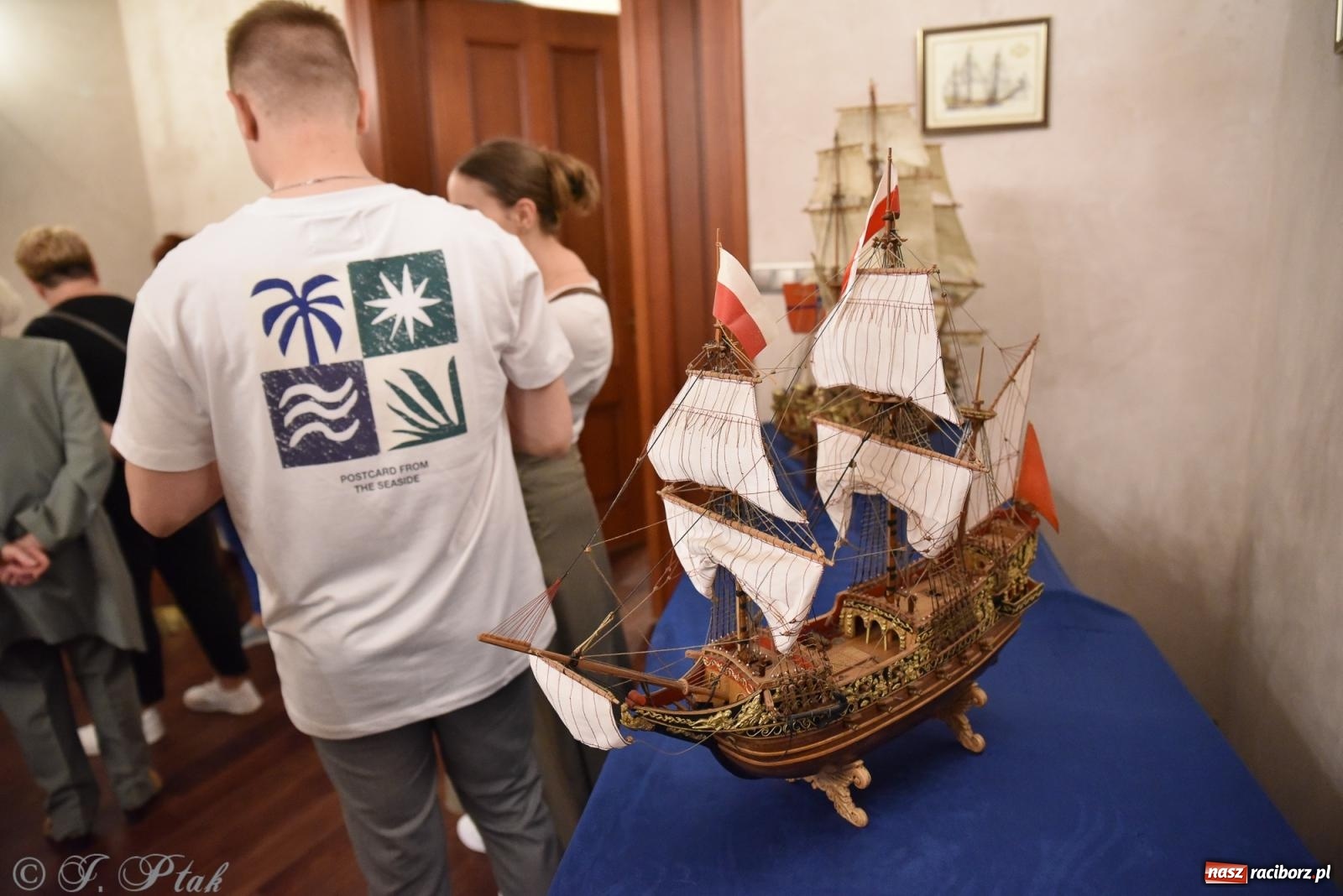 Zdjęcie w galerii na portalu naszraciborz.pl: Nocne zwiedzanie zamku w Raciborzu z wejściem do podziemi starej baszty wiadomości z regionu