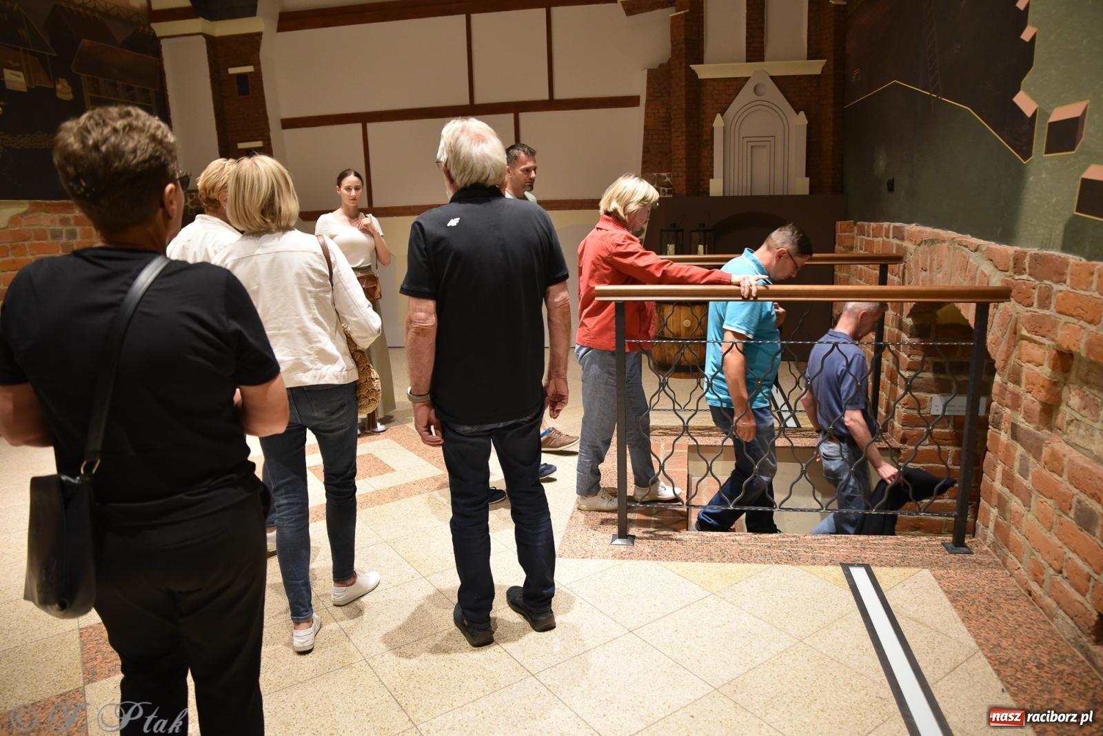 Zdjęcie w galerii na portalu naszraciborz.pl: Nocne zwiedzanie zamku w Raciborzu z wejściem do podziemi starej baszty wiadomości z regionu