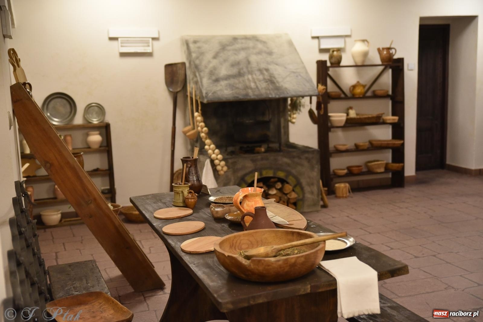 Zdjęcie w galerii na portalu naszraciborz.pl: Nocne zwiedzanie zamku w Raciborzu z wejściem do podziemi starej baszty wiadomości z regionu