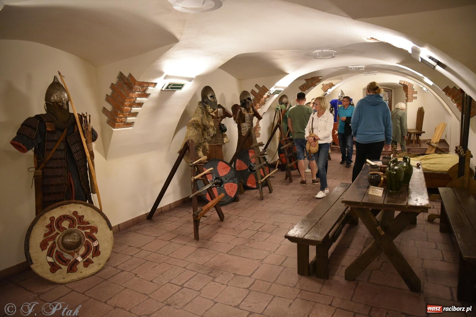 Zdjęcie w galerii na portalu naszraciborz.pl: Nocne zwiedzanie zamku w Raciborzu z wejściem do podziemi starej baszty wiadomości z regionu