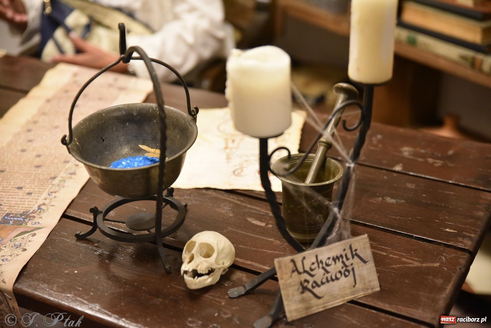 Zdjęcie w galerii na portalu naszraciborz.pl: Nocne zwiedzanie zamku w Raciborzu z wejściem do podziemi starej baszty wiadomości z regionu