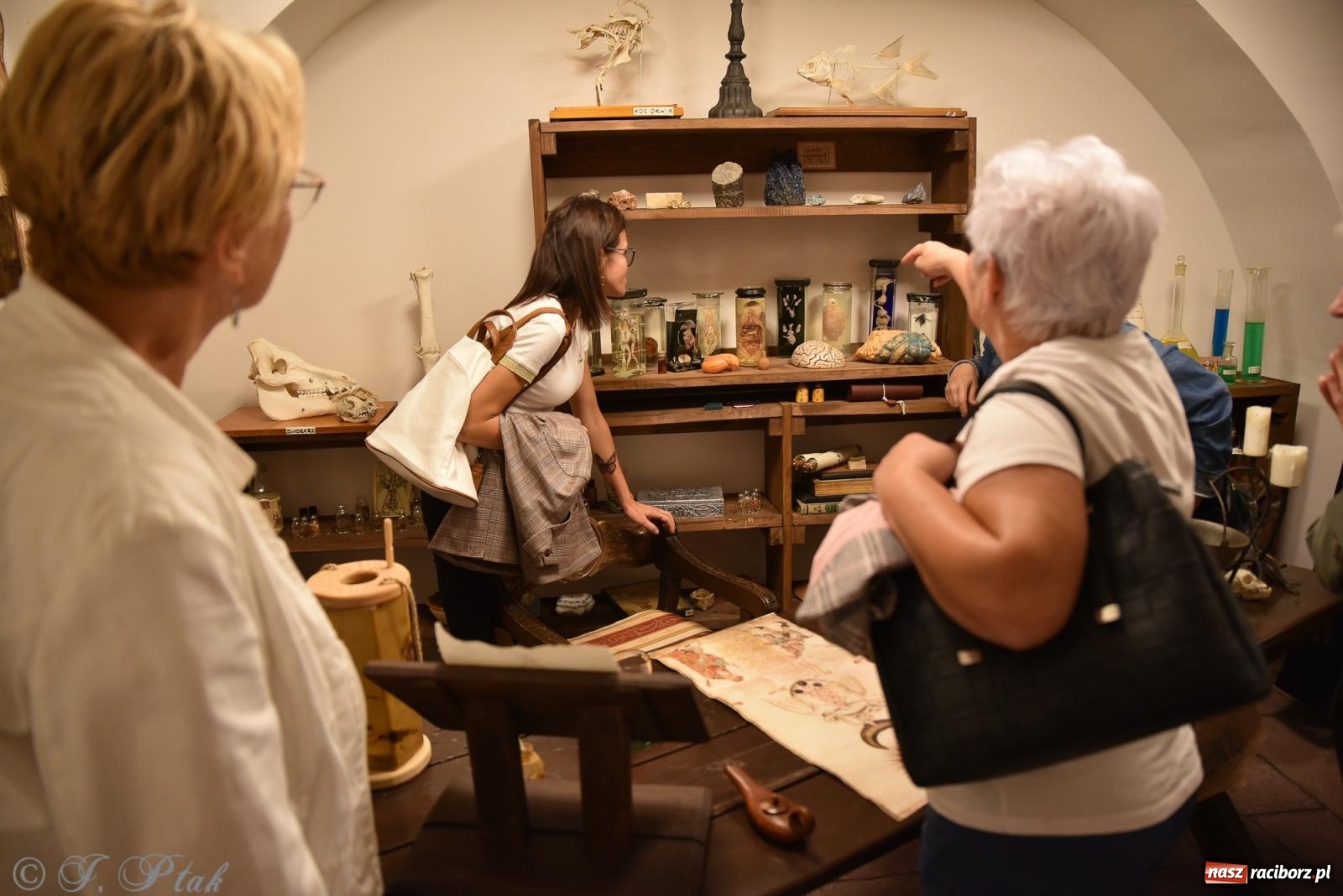 Zdjęcie w galerii na portalu naszraciborz.pl: Nocne zwiedzanie zamku w Raciborzu z wejściem do podziemi starej baszty wiadomości z regionu