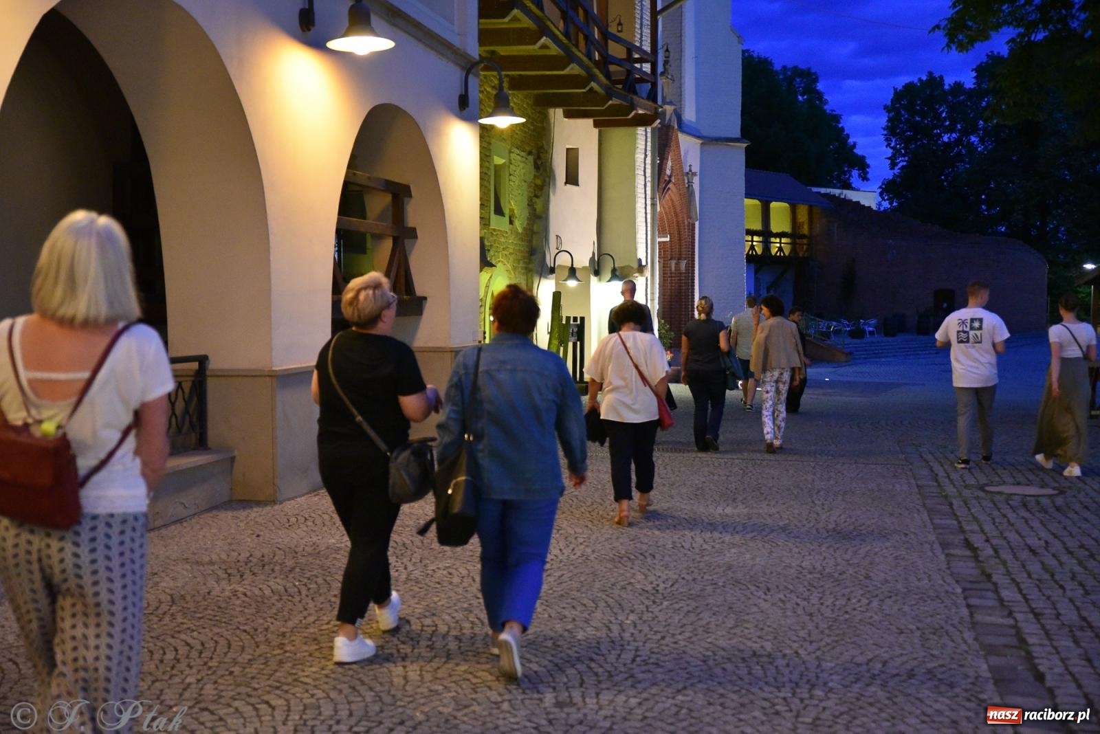 Zdjęcie w galerii na portalu naszraciborz.pl: Nocne zwiedzanie zamku w Raciborzu z wejściem do podziemi starej baszty wiadomości z regionu