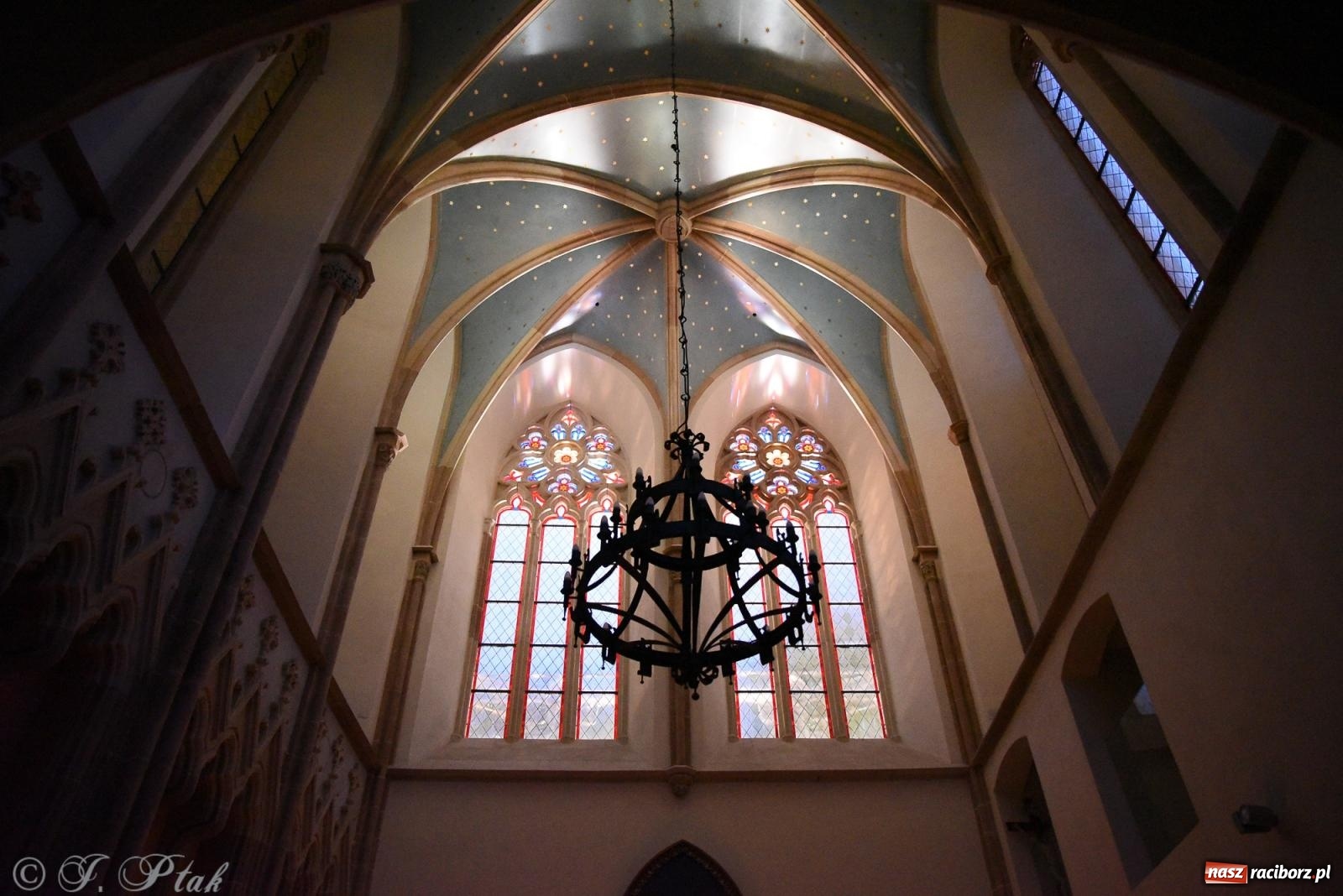 Zdjęcie w galerii na portalu naszraciborz.pl: Nocne zwiedzanie zamku w Raciborzu z wejściem do podziemi starej baszty wiadomości z regionu